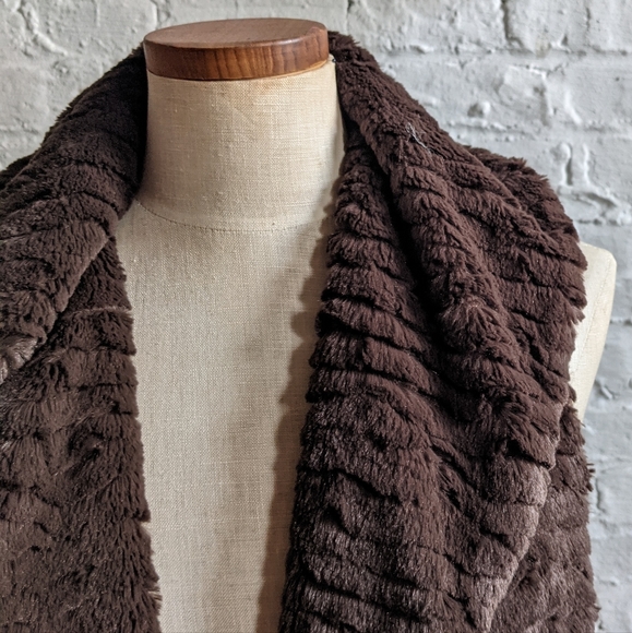Y2K Vintage Vegan Fur Chunky Textured Chocolate Furry Vest - Picture 3 of 9